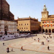 Flash mob nel cuore di Bologna: scarpe rosse contro il femminicidio