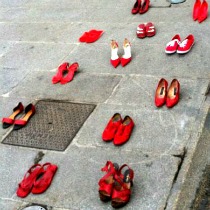 La marcia silenziosa delle scarpe rosse invade la Romagna